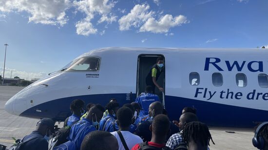 Außer uns geht noch die Fussball Junioren-Nationalmannschaft aus „Zentralafrika“ mit an Bord -alles junge Männer von 16-18 Jahren, die kein Englisch-nur Französisch sprechen und wohl noch nie geflogen sind und erstmal auf den falschen Plätzen sitzen 
