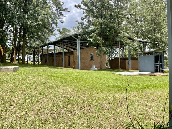 Hier sehen wir die Kirche, in der viele Tutsi gequält, mißhandelt und ermordet wurden.