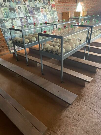 Hier hatten wir die Gelegenheit eine Aufnahme im Innenraum der Kirche zu machen.  Am Originalschauplatz findet sich heute eine Ausstellung mit Original-Reliquien und Gebeinen der Opfer. Die Ausstellung zeigt nur ansatzweise, welches Leid hier Menschen zugefügt wurde. Details möchten wir uns ersparen. Interessierte werden entsprechende Literatur und Bildmaterial finden.