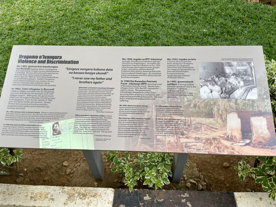 Die nächste Kirche und Gedenkstätte die wir aufsuchen heißt Nyamata. Wir werden von einer sehr freundlichen jungen Dame in Empfang genommen, die uns durch die Ausstellung und durch die verschiedenen Gebäude führt. Sie versteht es, uns im sehr gutem verständlichem Englisch die Bedeutung der Gedenkstätte zu erläutern und geht auf alle unsere Fragen ein.