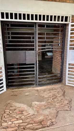 Wir kommen zum Eingang der Kirche. Dieser ist in Originalzustand, wie er seit dem Sturm der „Schlächter“ auf die Kirche sich darstellt. Am Boden sieht man die Spuren der Handgranaten, die geworfen wurden, um die verbarrikadierte Tür zu öffnen. Mehr als 1000 Tutsis - vornehmlich Frauen und Kinder - haben hier Schutz gesucht. Doch sie konnten sich nicht retten,