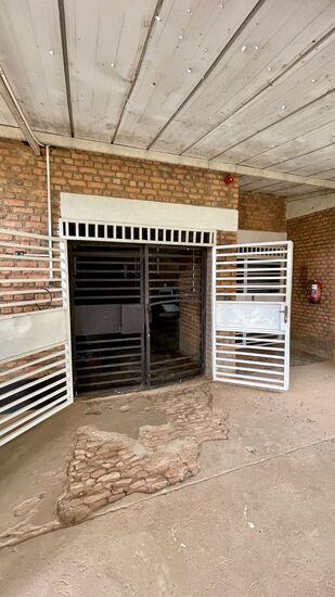 In dem Dach sieht man auch noch die Löcher, die die Splitter der Handgranaten hinterlassen haben.