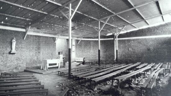 Diese Aufnahme ist abfotografiert von den Schautafeln der Ausstellung. Sie zeigt, wie es in der Kirche nach dem Sturm durch die Hutu aussah.