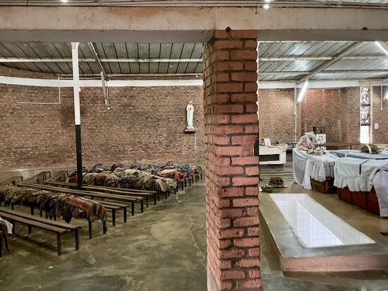 Und so sieht es in der Kirche heute aus. Wir hatten die Gelegenheit hineinzugehen und uns die Zeugen des Gräuels anzuschauen. Auf den Bänken liegt die Kleidung der Opfer. Als Gedenken und als Mahnung an das was geschehen ist.