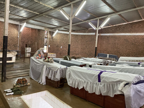 Auf der anderen Seite in der Kirche stehen viele Särge aufgebahrt. Sie enthalten die Gebeine der Opfer.