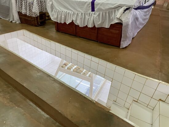 Es gib einen Treppenabgang zu weiteren Grabkammern und Vitrinen mit Schädeln und Gebeinen,. Hier durften wir nicht fotografieren. Wir respektieren dies selbstverständlich.