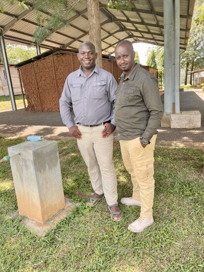 Arthur und Steve haben den „Unterricht“ geschwänzt und warten draußen aus uns.