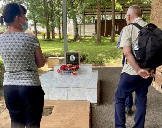 Hier an dieser Stelle ist eine junge Frau beerdigt, die sich hier in der Kirche verschanzt hatte. Ihr Mann war während des Massakers nicht hier und als er zurück kam, war seine Frau ermordet. Er hat sich dafür stark gemacht, dass sie dort direkt neben der Kirche beerdigt wird und auch ein Grabstein mit Bild aufgestellt wird. Er wollte, dass die Opfer auch ein Gesicht bekommen. (Mit Rücksicht auf das Opfer haben wir den Stein nicht aus der Nähe fotografiert)