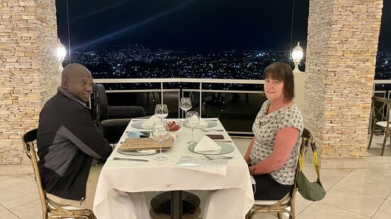 Am Abend setzen wir uns noch mit Arthur zum Dinner zusammen. Arthur reist Morgen wieder ab und gibt uns in gute Hände seiner Partner. Er wollte es sich aber nicht nehmen lassen, uns in Ruanda zu begrüßen und den ersten Tag hier gemeinsam zu verbringen.