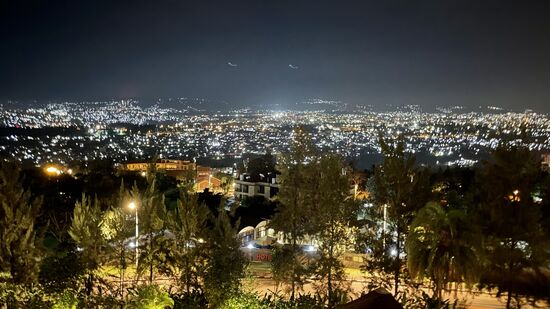 Der Ausblick aus dem Top-Roof-Restaurant unseres Hotels auf Kigali ist atemberaubend.