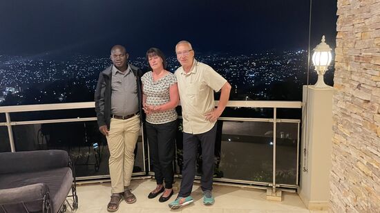 Wir wünschen Arthur Morgen eine gute Rückfahrt nach Uganda - wieder 15 Stunden mit dem Bus. Aber das macht ihm nichts aus, sagt er. Er wollte uns unbedingt sehen. Wir haben uns ebenfalls sehr gefreut und freuen uns auf ein baldiges Wiedersehen.