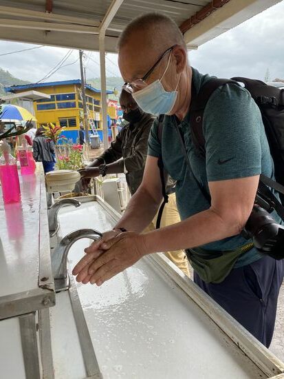 Erstmal Hände waschen…
Auch wieder so typisch für Ruanda: überall stehen diese großen Waschbecken mit Seife. Das wurde wegen Corona eingeführt