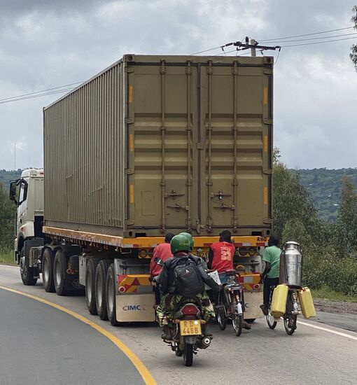 Und die Trucks quälen sich die Hügel/Berge im Schritttempo hoch. Praktisch für die Radfahrer, die sich dann gerne mal an einen solchen Truck dranhängen