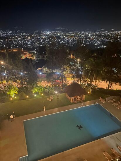 Guten Morgen Kigali- Blick aus dem Fenster , auf die Stadt und den berühmten Pool
—also den Film „Hotel Ruanda“ müssen wir uns daheim unbedingt anschauen!!