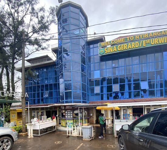 Steven erklärt uns, dass alle, die Richtung Virunge Vulkane fahren, hier stoppen. Hier gibt es Backwaren, kleine Fleischspieße und richtig guten Kaffee zu kaufen