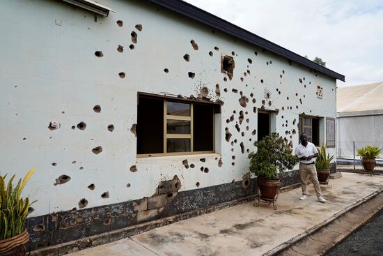 Als Erstes steht heute die Besichtigung der Camps, in dem 11 belgische Blauhelm-Soldaten ermordet wurden. Hutu Extremisten haben in der Nacht nach dem Absturz des Flugzeuges mit den Präsidenten Ruandas und Burundis dieses Camp überfallen und die 11 jungen Soldaten getötet. Diese Tat war eine Provokation der UN und letztendlich der Auslöser des Genocids in Ruanda in gänzlicher Breite und Brutalität.
Die belgischen Blauhelm-Soldaten waren abgestellt, nach dem Flugzeugabsturz den Sitz des Präsidenten (befindet sich in unmittelbarer Nähe) zu bewachen.