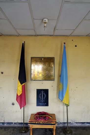 Zu Ehren der Soldaten wurden diese Standarten aufgestellt und eine Gedenktafel angebracht.