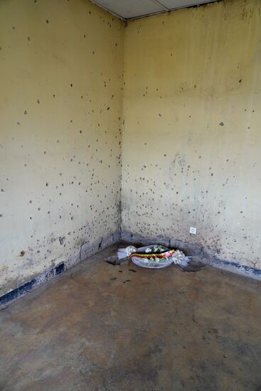 Auch hier sieht man noch die Spuren des Massakers.