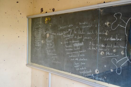 Angehörige der Opfer haben auf dieser Tafel entsprechende Widmungen geschrieben.