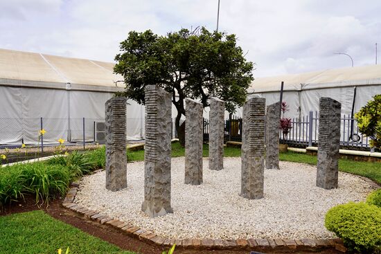 Für jedes der Opfer wurde eine Steele (die aus Belgien eingeflogen wurden) aufgestellt. Die Anzahl der Einschnitte im Stein gibt des Alter des jeweiligen Soldaten an. Jede Steele trägt die Initialen eines jeden Opfers.
Fast alle waren unter 30 Jahre alt