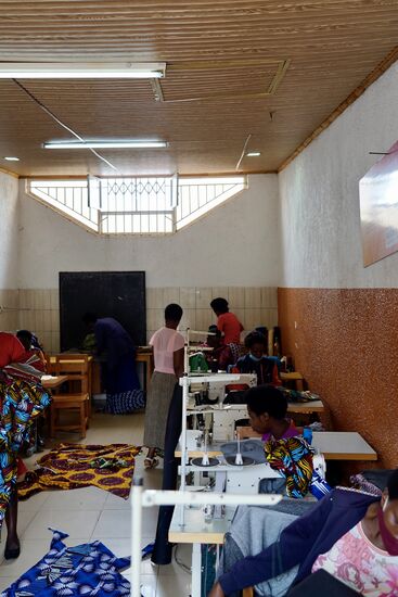 Im Anschluß besichtigen wir die Werkstätten einer Womens Community. Hier werden Frauen von der Straße geholt und in verschiedenen Tätigkeiten unterrichtet: Kochen, Nähen. Krankenpflege, Hauswirtschaft, etc. Die Frauen sollen selbständig werden.