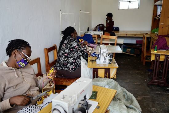 Bis vor wenigen Jahren waren es Frauen von der Straße. Mittlerweile sind hier in diesen Werkstätten auch verheiratete Frauen.
Die Werkstätten sind gemeinnützig und finanzieren sich aus Spenden bzw. Erlösen aus dem Shop-Verkauf der Handarbeiten.