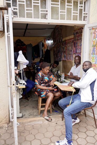 Bei diesem Shop handelt es sich um die „Konkurrenz“ - Zwischen mehreren Werkstätten der Womens Community ein kommerzieller Shop.