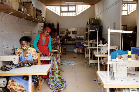 Es wird friedlich genäht und gebügelt.