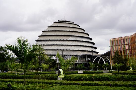 Weiter geht es durch Kigali. Bei diesem Gebäude handelt es sich um das Convention Center. Wie bereits erwähnt: Kigali stellt sich sehr modern und fortschrittlich dar.