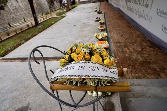 Wir machen einen Rundgang durch die Außenanlagen und erfahren, dass in den Gräbern hier die Gebeine von mehr als 450.000 Opfern begraben sind. Und immer wieder kommen noch weitere hinzu. Auch heute werden noch Massengräber gefunden und die Gebeine hierher gebracht.