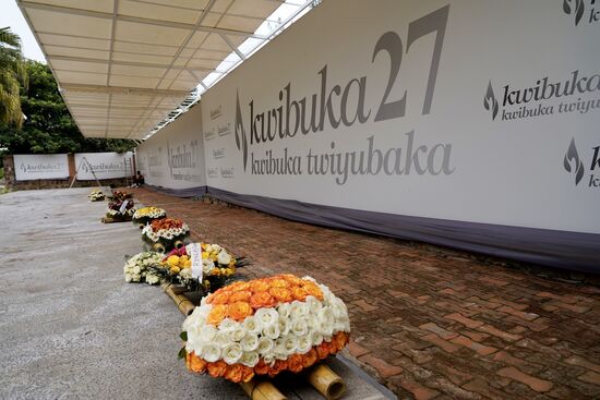 Links unter den Betonplatten sind die entsprechenden Massengraber