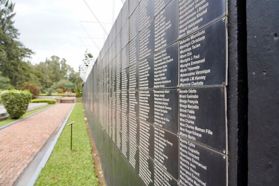 Die Gedenktafeln sind bei weitem nicht vollständig. Immer noch forscht man nach den Namen der Opfer.