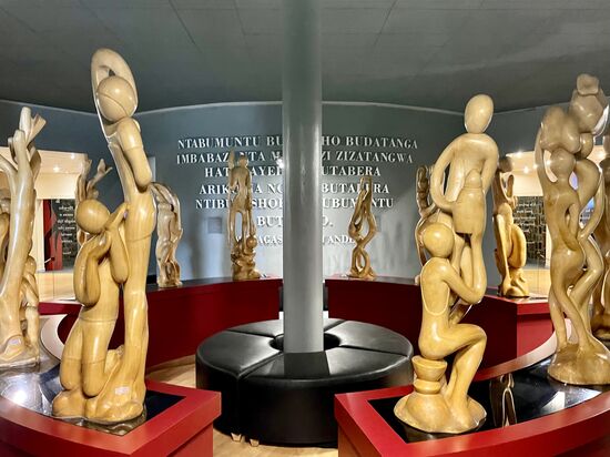 Die Ausstellung ist auf jedem Fall sehenswert und man bekommt einen Einblick, wie perfide und abscheulich dieser Völkermord war. Und es ist keine 28 Jahre her, dass dies alles passiert ist.