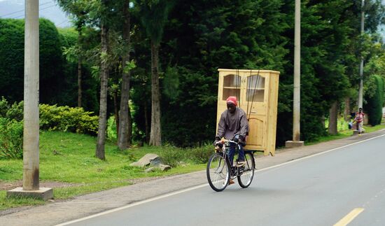 Er kommt bestimmt gerade von IKEA 