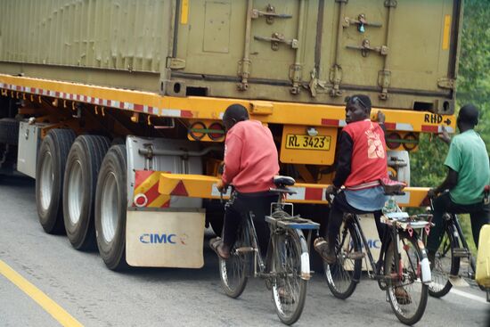 Er fühlt sich ertappt. Die LKW Fahrer sehen das auch nicht gerne, weil es auch nicht ungefährlich ist.
