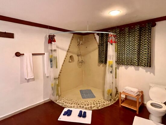 Tolles großes Badezimmer.