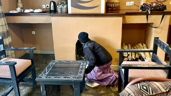 Irgendwann klopft es an der Tür eine eine junge Frau kommt mit einer Schale, in der sie Glut hat und sagt uns, dass sie gerne den Kamin anzünden möchte.