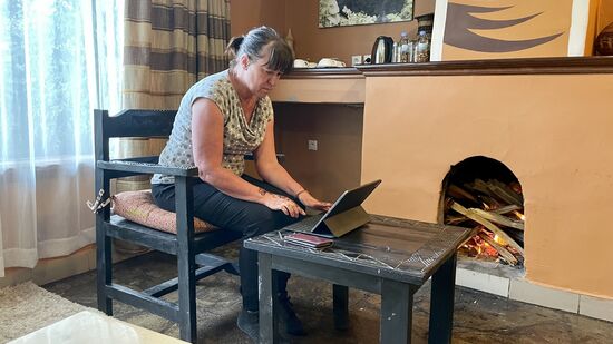 … aber bald schon lodert das Feuer im Kamin und ich kann mich meiner „Büroarbeit“ widmen.
Wir sind hier auf 2300m und es ist ganz schön kalt!!