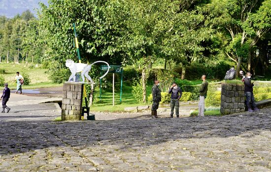 Hier erhalten wir unsere Permits für den heutigen Tag: Dian Fossey Trekking - auf den Spuren der Dian Fossey. 
Wir sind die einzigen Gäste, die diesen Hike heute wahrnehmen. Daher haben wir eine Privat-Tour. Gleichzeitig mit uns starten einige andere Besuchergruppen: zum Gorilla-Trekking oder auch zum Besteigen der Vulkane.