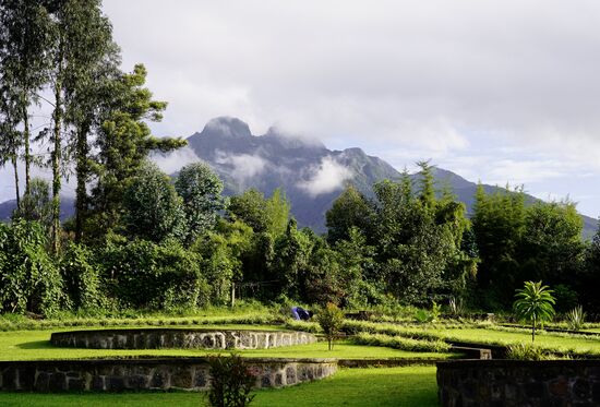 Wir erhalten ein kurzes Briefing und lernen unseren Guide des Tages kennen: die junge Dame heißt Jolie und sie informiert uns, dass wir ca. 45 Minuten Anfahrt zum Startpunkt des Hikes haben..