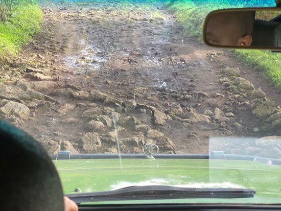 Um 8.00 Uhr ie Anfahrt ist unglaublich buckelig—das ist eine afrikanische Massage hoch 5