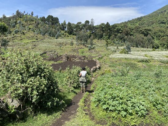 Auf gehts um 9.00 Uhr -wir starten in einer Höhe von 2.300 Meter und bis zur Forschungsstation sind es ca. 6,5 km.
Der erste Kilometer geht durch Felder, auf denen die ersten Bauern schon aktiv sind.