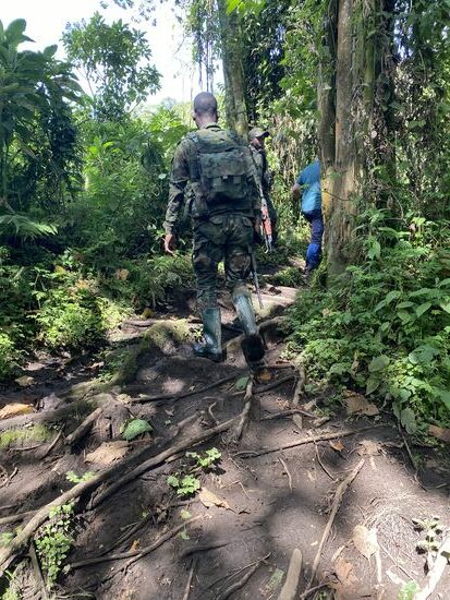 Zwei Bewaffnete vorweg - zwei hinterher - zum Teil haben wir sie gar nicht mehr gesehen - die pirschen manchmal voraus und checken die Umgebung.