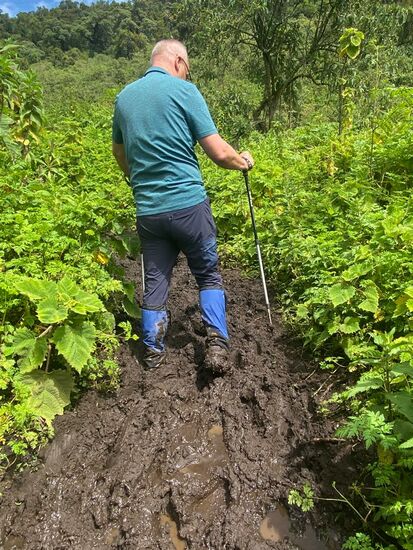 Leicht gesagt: die Schritte werden langsamer, denn es hängen bestimmt 3kg Schlamm an jedem Stiefel.
