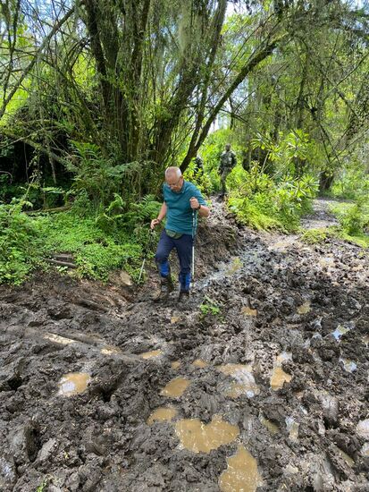 Und weiter geht es durch den Schlamm - schließlich wollen wir ja ankommen. Wir wollen ja auch nicht aufgeben.
