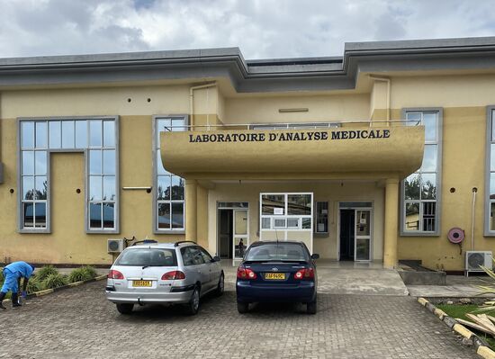 Da war doch noch was! Wir benötigen für den Kongo noch einen PCR Test. Steven hat einen Termin vereinbart und wir hatten ihm 100 USD am Vorabend gegeben. Die hat er auf der Bank eingezahlt, damit wir beim Test nicht so lange warten müssen.