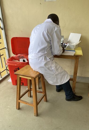 Man erwartet uns bereits und es geht etwas abseits in ein kleines Büro. Dort stehen Schnelltests - na ja, wenn das dann so ist - gut so - Steven und der Doktor wissen schon was sie tun.