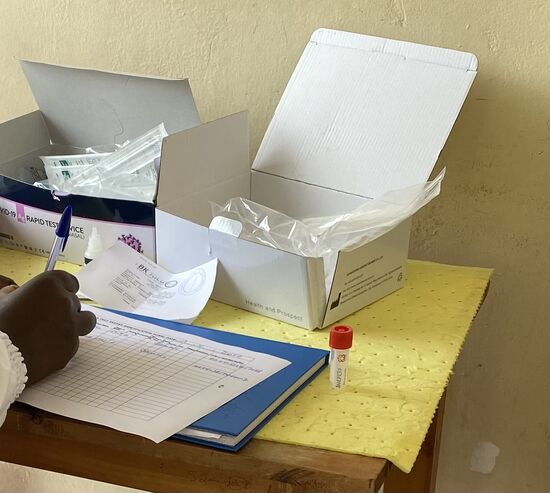 Der Arzt überprüft den letzten PCR Test und notiert die entsprechende Registrierungsnummer. Ruanda hat eine zentrale Datenbank und jeder Test - egal wo er gemacht wird - wird dort eingetragen. Über unsere Telefonnummer und die Registrierungsnummer können wir dann später - nachdem die SMS kommt - den Test einsehen. SO EINFACH!! Da machen uns Schwellenländer sogar noch was vor.