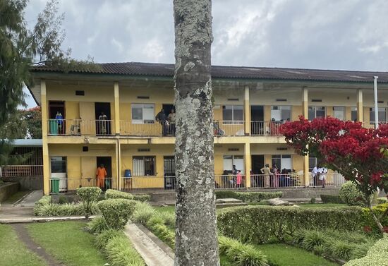 Während Steven noch mit dem Arzt spricht, schauen wir uns ein wenig das Krankenhaus an.