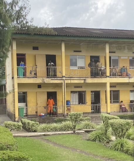 Es handelt sich hier um eine Poliklinik und sie ist sehr groß.